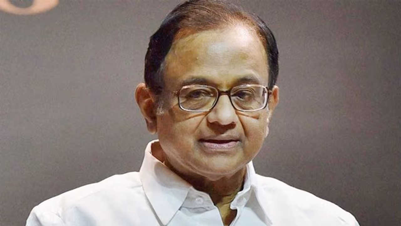 18 दिन से तिहाड़ जेल में बंद हैं चिदंबरम, आज मिलने पहुंचे सोनिया और मनमोहन 18 दिन से तिहाड़ जेल में बंद हैं चिदंबरम, आज मिलने पहुंचे सोनिया और मनमोहन