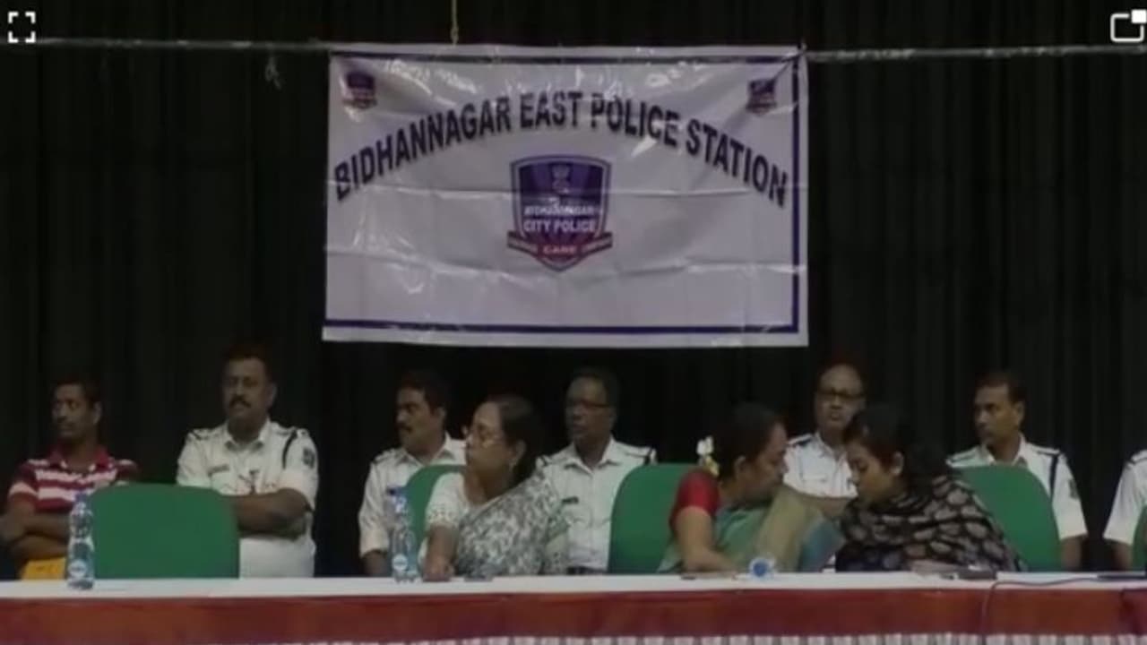 জনসংযোগ বাড়াতে এবার হোয়াটসঅ্যাপ ভরশা পুলিশের জনসংযোগ বাড়াতে এবার হোয়াটসঅ্যাপ ভরশা পুলিশের