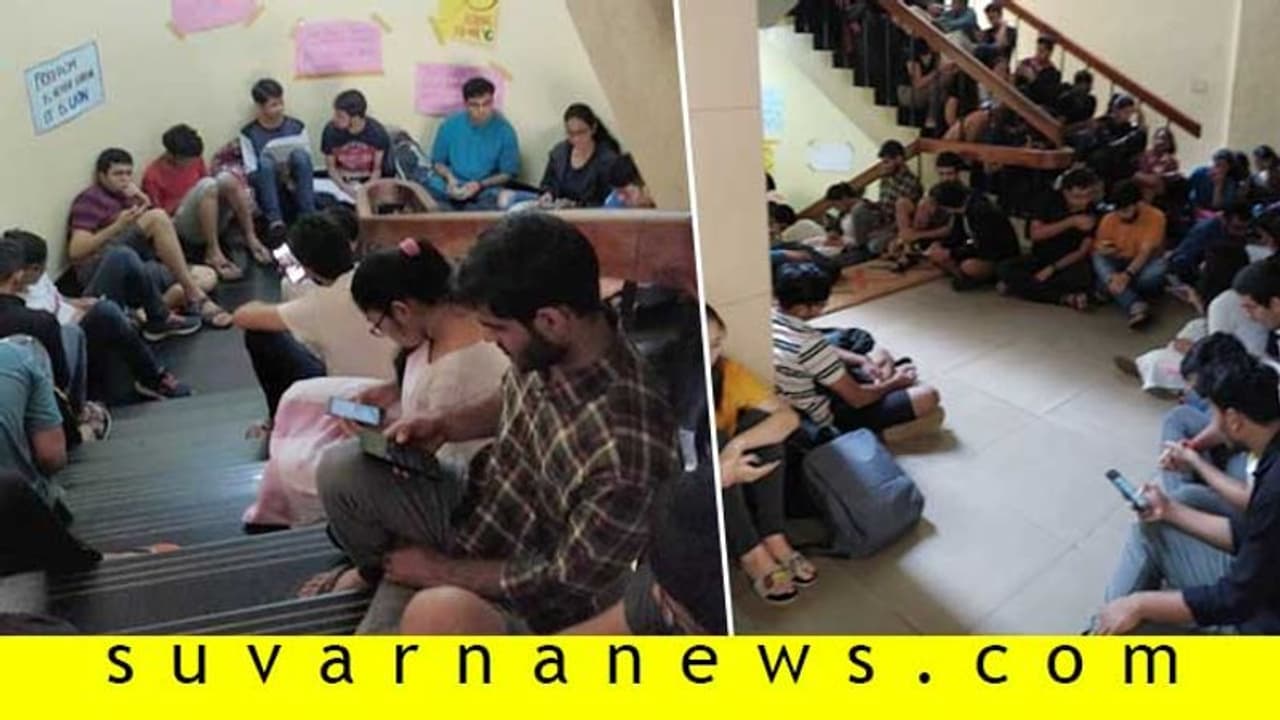 VCಗಾಗಿ ಪರೀಕ್ಷೆ ಬಹಿಷ್ಕರಿಸಿ ನ್ಯಾಷನಲ್ ಲಾ ಸ್ಕೂಲ್ ವಿದ್ಯಾರ್ಥಿಗಳ ಪ್ರತಿಭಟನೆ VCಗಾಗಿ ಪರೀಕ್ಷೆ ಬಹಿಷ್ಕರಿಸಿ ನ್ಯಾಷನಲ್ ಲಾ ಸ್ಕೂಲ್ ವಿದ್ಯಾರ್ಥಿಗಳ ಪ್ರತಿಭಟನೆ