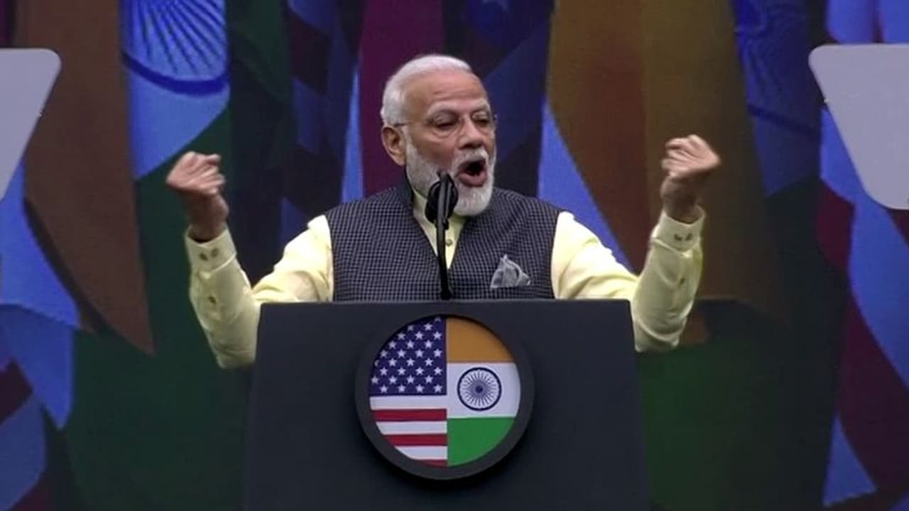 భారత్కు రండి.. మీకోసం బ్రిడ్జిలా పనిచేస్తా: పారిశ్రామికవేత్తలకు మోడీ భరోసా భారత్కు రండి.. మీకోసం బ్రిడ్జిలా పనిచేస్తా: పారిశ్రామికవేత్తలకు మోడీ భరోసా