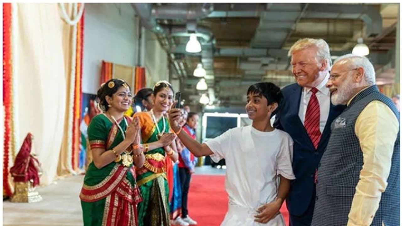 'ക്ലിക്കായി ആ പുഞ്ചിരി'; കുട്ടിക്കൊപ്പം സെല്ഫിയെടുത്ത് മോദിയും ട്രംപും, വീഡിയോയ്ക്ക് കയ്യടിച്ച് സോഷ്യല് മീഡിയ 'ക്ലിക്കായി ആ പുഞ്ചിരി'; കുട്ടിക്കൊപ്പം സെല്ഫിയെടുത്ത് മോദിയും ട്രംപും, വീഡിയോയ്ക്ക് കയ്യടിച്ച് സോഷ്യല് മീഡിയ