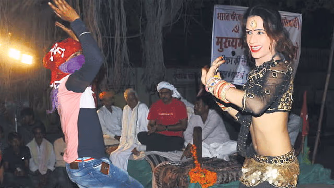 दिन में दिखाई 'गांधी गिरी', लेकिन रात में महिला के भेष में पार की अश्लीलता की हदें...