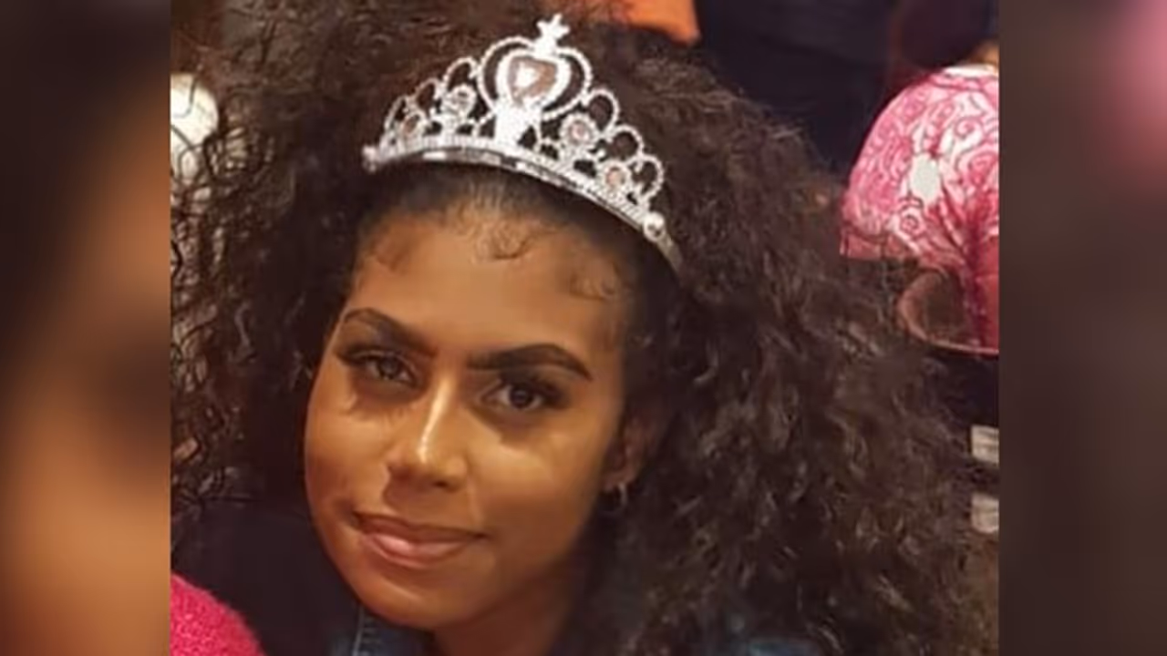 लेंस पहनकर समुद्र में तैरने गई लड़की, हो गया ऐसा खौफनाक हाल लेंस पहनकर समुद्र में तैरने गई लड़की, हो गया ऐसा खौफनाक हाल