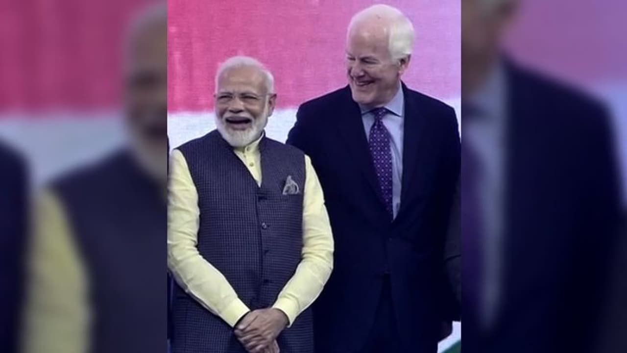 মার্কিন সেনেটরের স্ত্রীকে বলতে হল 'সরি', 'হাউডি' তে কী এমন করলেন মোদী, দেখুন ভিডিও মার্কিন সেনেটরের স্ত্রীকে বলতে হল 'সরি', 'হাউডি' তে কী এমন করলেন মোদী, দেখুন ভিডিও