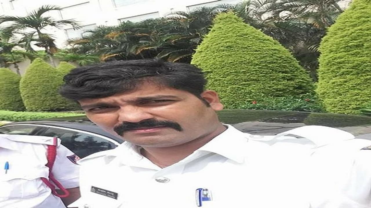 ಬೆಂಗಳೂರು: ನೋ ಪಾರ್ಕಿಂಗ್ ದಂಡ ಹಾಕಿದ ಸಿಟ್ಟಿಗೆ ಪೊಲೀಸಪ್ಪನ ವಸ್ತುಗಳನ್ನೇ ಕದ್ದ ಭೂಪ..! ಬೆಂಗಳೂರು: ನೋ ಪಾರ್ಕಿಂಗ್ ದಂಡ ಹಾಕಿದ ಸಿಟ್ಟಿಗೆ ಪೊಲೀಸಪ್ಪನ ವಸ್ತುಗಳನ್ನೇ ಕದ್ದ ಭೂಪ..!