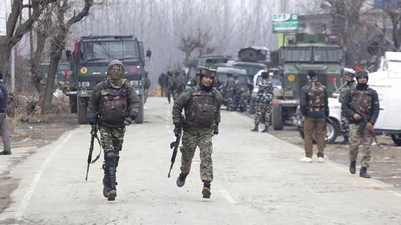 ജമ്മു കശ്മീരിൽ നാല് ഹിസ്ബുൾ മുജാഹിദ്ദീൻ ഭീകരർ പിടിയിൽ ജമ്മു കശ്മീരിൽ നാല് ഹിസ്ബുൾ മുജാഹിദ്ദീൻ ഭീകരർ പിടിയിൽ