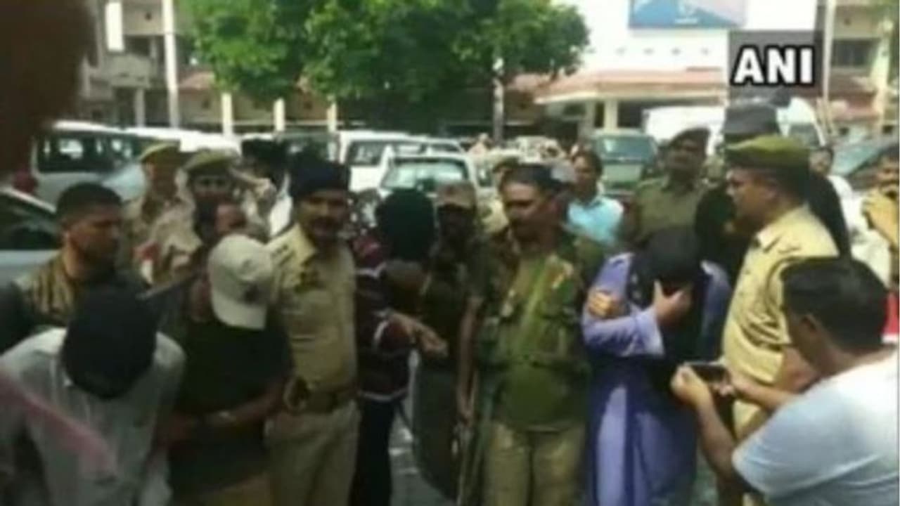 ജമ്മു കശ്മീർ: ബിജെപി ആർഎസ്എസ് നേതാക്കളുടെ കൊലയ്ക്ക് പിന്നിൽ ഹിസ്ബുൾ ഭീകരരെന്ന് പൊലീസ് ജമ്മു കശ്മീർ: ബിജെപി ആർഎസ്എസ് നേതാക്കളുടെ കൊലയ്ക്ക് പിന്നിൽ ഹിസ്ബുൾ ഭീകരരെന്ന് പൊലീസ്