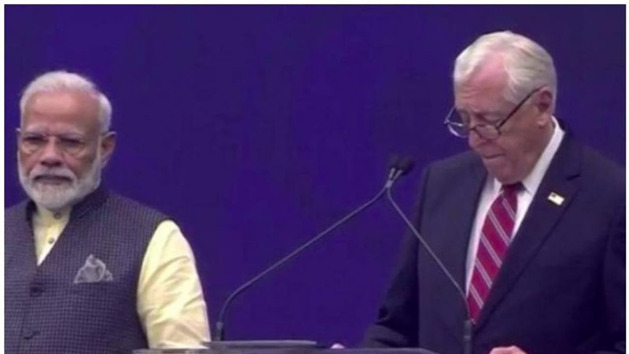 'ഹൗഡി മോദി' പരിപാടിയിൽ അമേരിക്കൻ സെനറ്ററിലൂടെ സാന്നിധ്യമറിയിച്ച് ഗാന്ധിജിയും നെഹ്റുവും 'ഹൗഡി മോദി' പരിപാടിയിൽ അമേരിക്കൻ സെനറ്ററിലൂടെ സാന്നിധ്യമറിയിച്ച് ഗാന്ധിജിയും നെഹ്റുവും