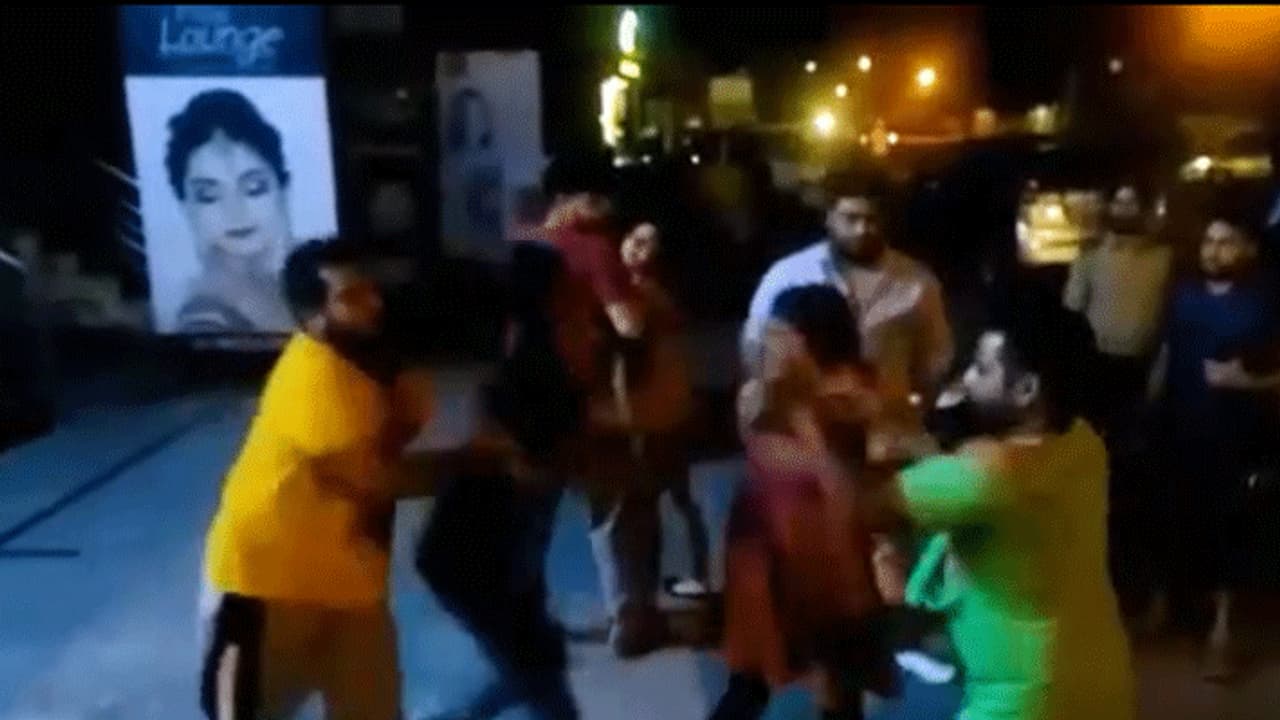 रात को बुरी तरह लड़कियों को पीट रहे थे लड़के, सबकुछ पुलिसवालों के सामने हुआ फिर भी नहीं गए पास रात को बुरी तरह लड़कियों को पीट रहे थे लड़के, सबकुछ पुलिसवालों के सामने हुआ फिर भी नहीं गए पास