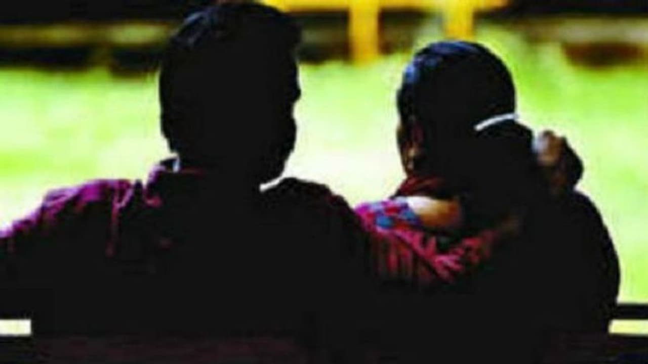 மணமகனின் தந்தைக்கும் மணமகளின் தாய்க்கும் ஏற்பட்ட பயங்கர காதல்...!! இரவோடு இரவாக ஊரைவிட்டு ஒடிப்போனதால் பரபரப்பு...!! மணமகனின் தந்தைக்கும் மணமகளின் தாய்க்கும் ஏற்பட்ட பயங்கர காதல்...!! இரவோடு இரவாக ஊரைவிட்டு ஒடிப்போனதால் பரபரப்பு...!!