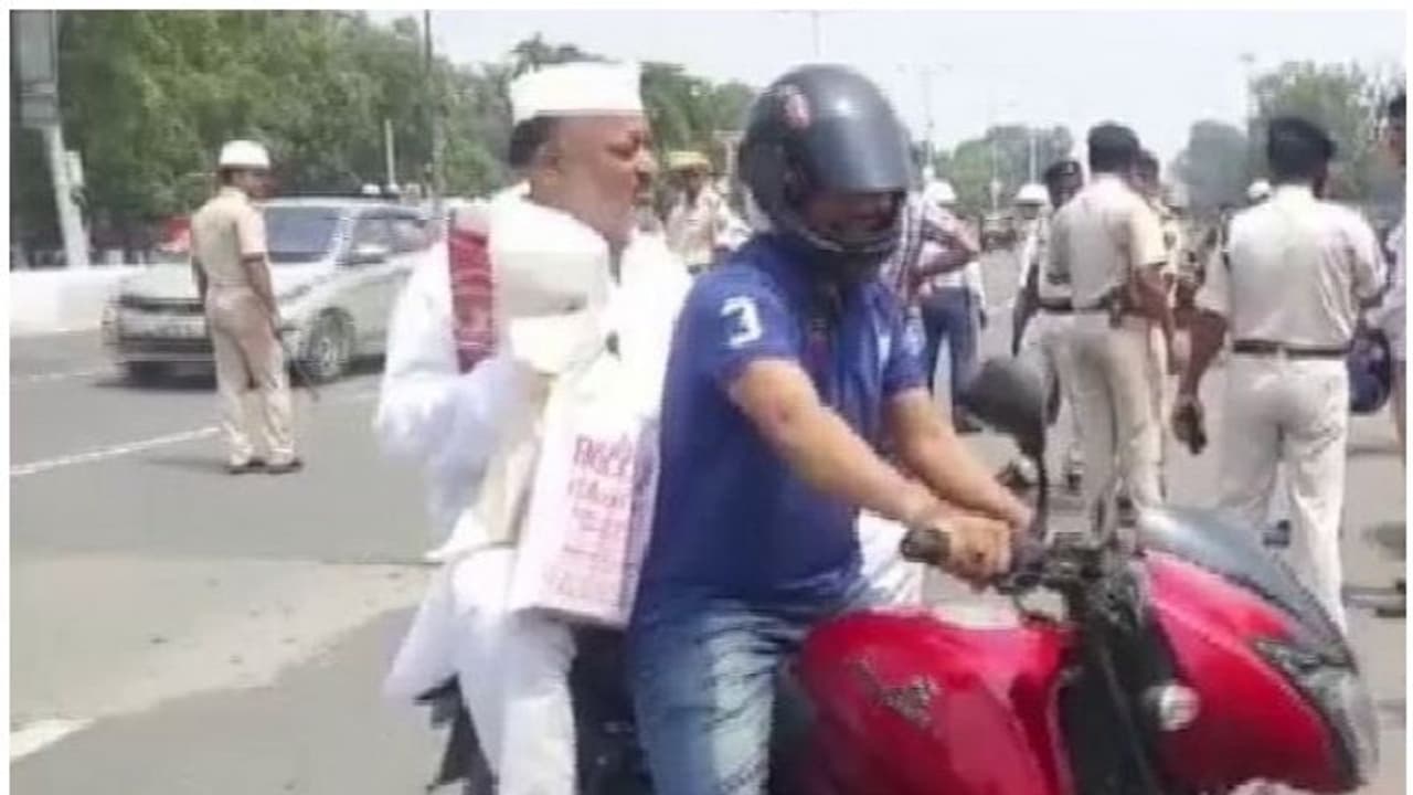 ഹെല്മറ്റ് ധരിച്ചില്ല; എംഎല്എയ്ക്ക് ഫൈന് അടിച്ച് ട്രാഫിക് പൊലീസ് ഹെല്മറ്റ് ധരിച്ചില്ല; എംഎല്എയ്ക്ക് ഫൈന് അടിച്ച് ട്രാഫിക് പൊലീസ്