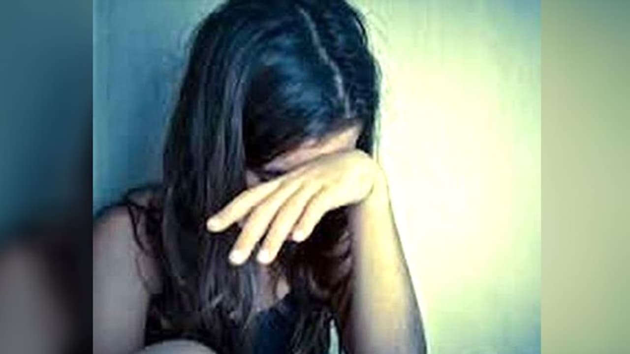 भैया आप मुझे जानते हो, कसम है ऐसा मत करो...मासूम के साथ गैंगरेप का वीडियो वायरल भैया आप मुझे जानते हो, कसम है ऐसा मत करो...मासूम के साथ गैंगरेप का वीडियो वायरल