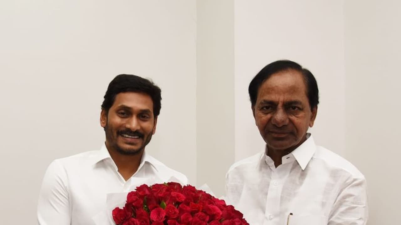 ప్రగతి భవన్లో మూడు గంటలుగా కొనసాగుతున్న కేసీఆర్, జగన్ భేటీ ప్రగతి భవన్లో మూడు గంటలుగా కొనసాగుతున్న కేసీఆర్, జగన్ భేటీ