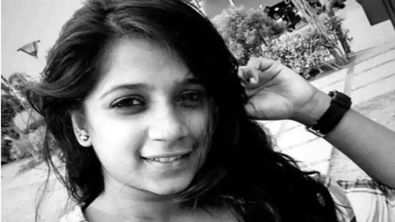 ഫ്ലക്സ് വീണ് യുവതി മരിച്ച സംഭവം: ഇനി പ്രതീക്ഷ കോടതിയില് മാത്രമെന്ന് കുടുംബം ഫ്ലക്സ് വീണ് യുവതി മരിച്ച സംഭവം: ഇനി പ്രതീക്ഷ കോടതിയില് മാത്രമെന്ന് കുടുംബം