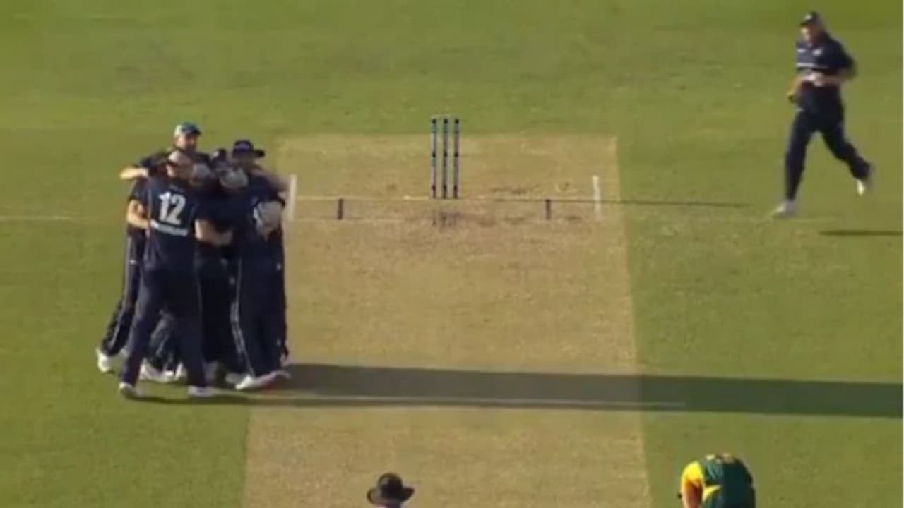 ക്രിക്കറ്റില് ഇതിലും വലിയ ബാറ്റിംഗ് തകര്ച്ച സ്വപ്നങ്ങളില് മാത്രം വീഡിയോ ക്രിക്കറ്റില് ഇതിലും വലിയ ബാറ്റിംഗ് തകര്ച്ച സ്വപ്നങ്ങളില് മാത്രം വീഡിയോ