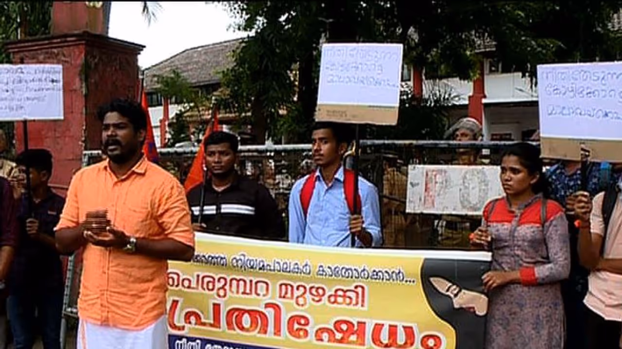 സരോവരം പാര്ക്കില് സഹപാഠി വിദ്യാര്ത്ഥിനിയെ പീഡിപ്പിച്ച കേസിൽ അന്വേഷണം ഇഴയുന്നതായി പരാതി സരോവരം പാര്ക്കില് സഹപാഠി വിദ്യാര്ത്ഥിനിയെ പീഡിപ്പിച്ച കേസിൽ അന്വേഷണം ഇഴയുന്നതായി പരാതി