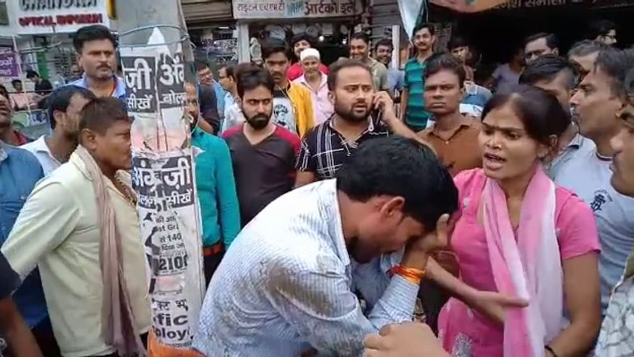 पति पत्नी में झगड़ा, बीच सड़क पर हुआ हाई वोल्टेज ड्रामा पति पत्नी में झगड़ा, बीच सड़क पर हुआ हाई वोल्टेज ड्रामा