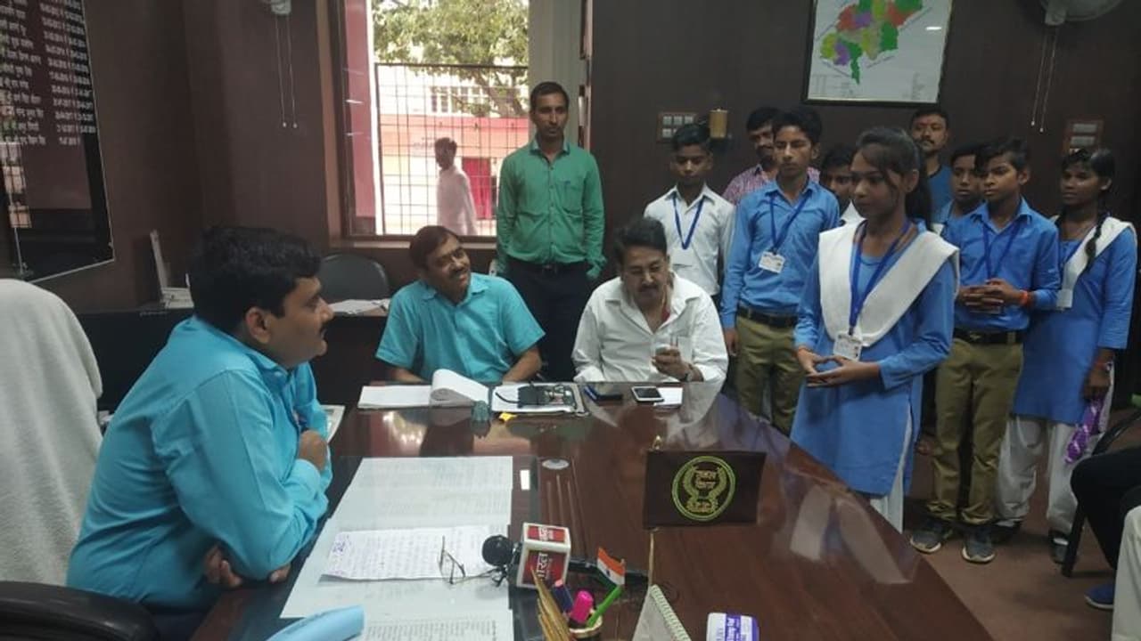 जब बच्चों ने दी जिलाधिकारी को धमकी