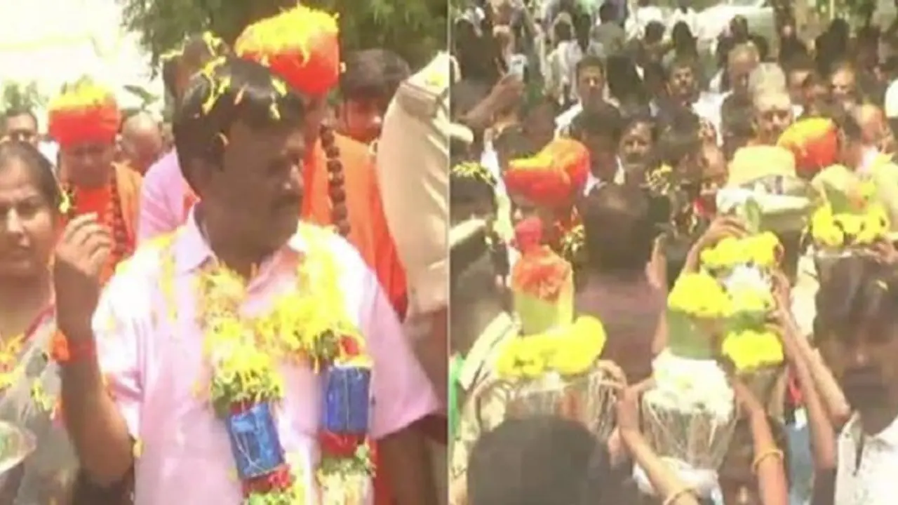 ಕಡೆಗೂ ಗೊಲ್ಲರಹಟ್ಟಿಗೆ ದಲಿತ ಸಂಸದ ಪ್ರವೇಶ ಕಡೆಗೂ ಗೊಲ್ಲರಹಟ್ಟಿಗೆ ದಲಿತ ಸಂಸದ ಪ್ರವೇಶ