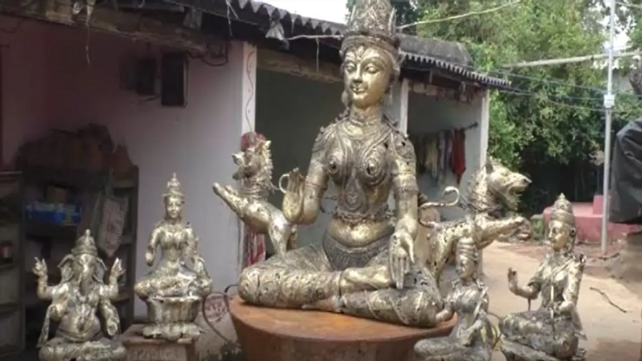 আউশগ্রামের ডোকরার দু্র্গা এবার শোভা বাড়াবে বেলেঘাটা ৩৩ পল্লীর আউশগ্রামের ডোকরার দু্র্গা এবার শোভা বাড়াবে বেলেঘাটা ৩৩ পল্লীর