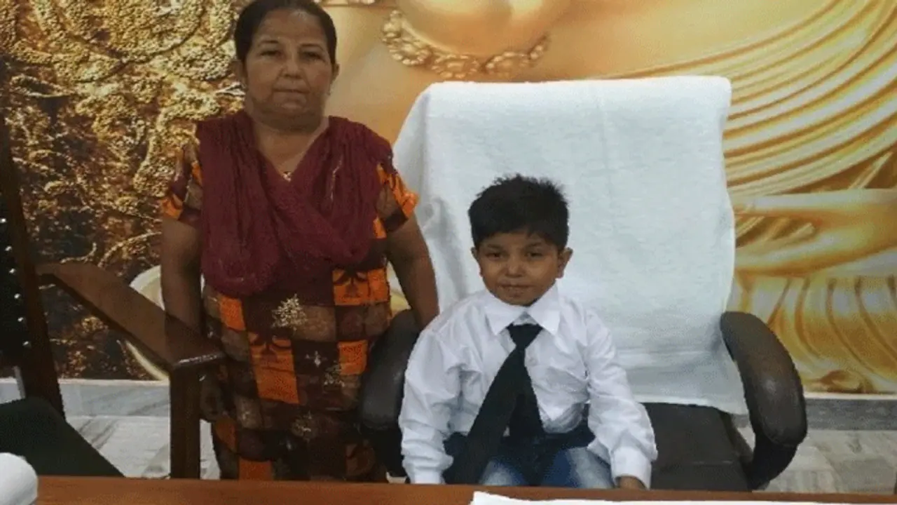 पौने तीन फुट की इस 'प्रिंसिपल' ने एक दिन में टीचर से लेकर विधायक को कर लिया इम्प्रेस पौने तीन फुट की इस 'प्रिंसिपल' ने एक दिन में टीचर से लेकर विधायक को कर लिया इम्प्रेस