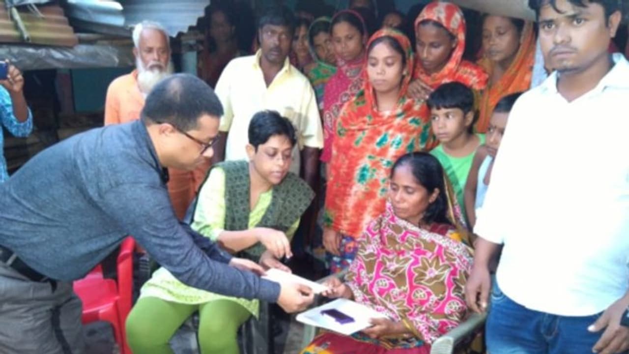 এনআরসি আতঙ্কে মৃতের পরিবারকে ২ লক্ষ রাজ্যের, ব্যাকফুটে বিজেপি এনআরসি আতঙ্কে মৃতের পরিবারকে ২ লক্ষ রাজ্যের, ব্যাকফুটে বিজেপি