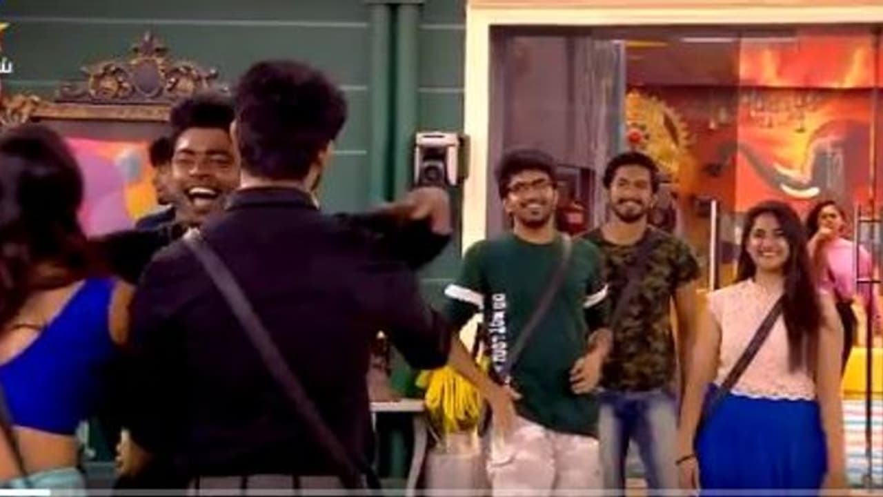 பிக்பாஸ் வீட்டிற்குள் வந்த இரண்டு பிரபலங்கள்! ஷாக் ஆகி வரவேற்ற போட்டியாளர்கள்! பிக்பாஸ் வீட்டிற்குள் வந்த இரண்டு பிரபலங்கள்! ஷாக் ஆகி வரவேற்ற போட்டியாளர்கள்!