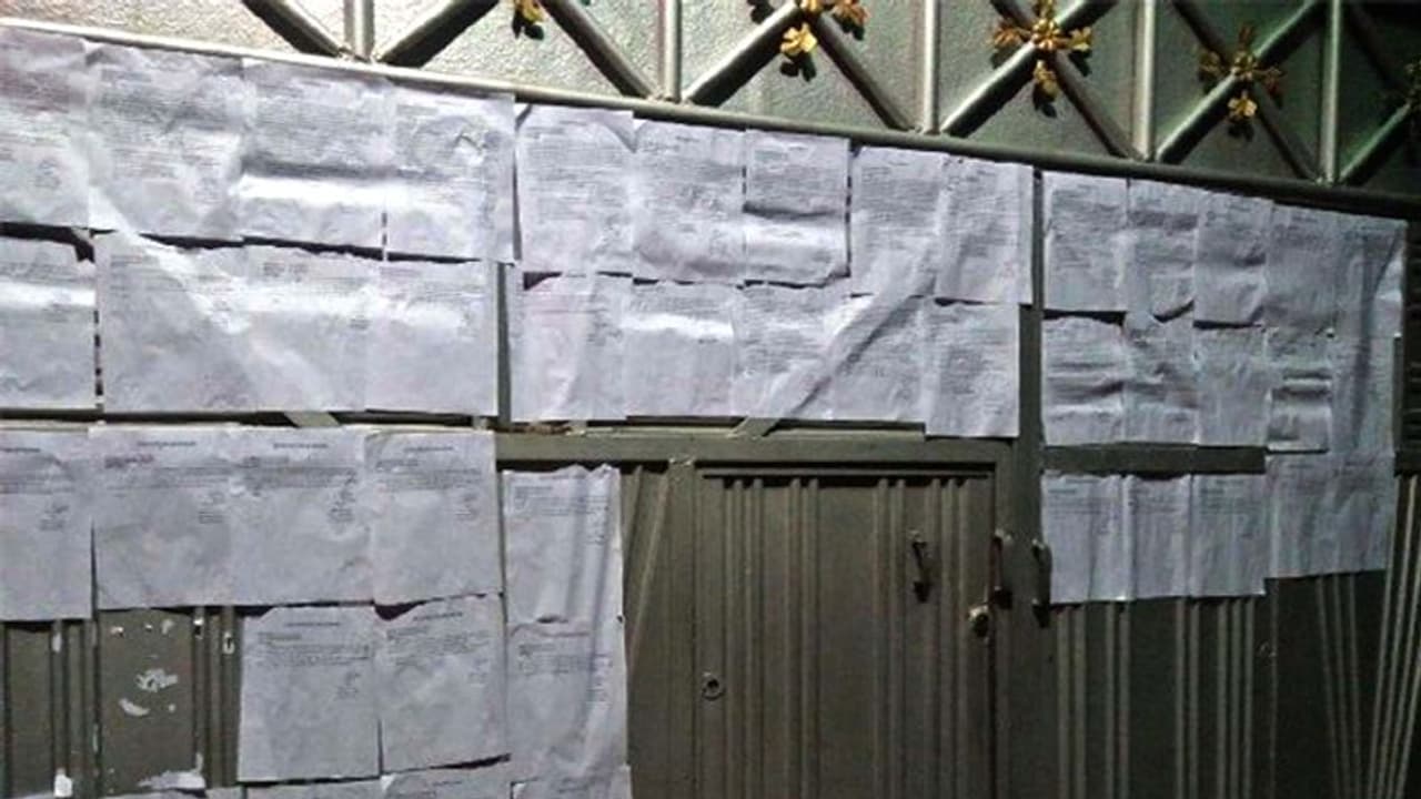 आजम खान के घर के बाहर दीवार पर लगा नोटिसों का अंबार, दर्ज हो चुके हैं 90 से ज्यादा केस आजम खान के घर के बाहर दीवार पर लगा नोटिसों का अंबार, दर्ज हो चुके हैं 90 से ज्यादा केस