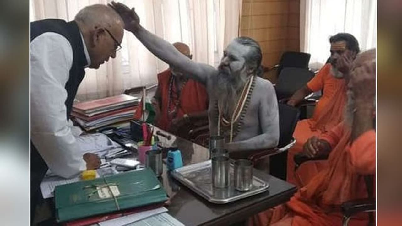 कुर्सी की टेंशन: नागा बाबा की शरण में पहुंचे झारखंड के हेल्थ मिनिस्टर कुर्सी की टेंशन: नागा बाबा की शरण में पहुंचे झारखंड के हेल्थ मिनिस्टर