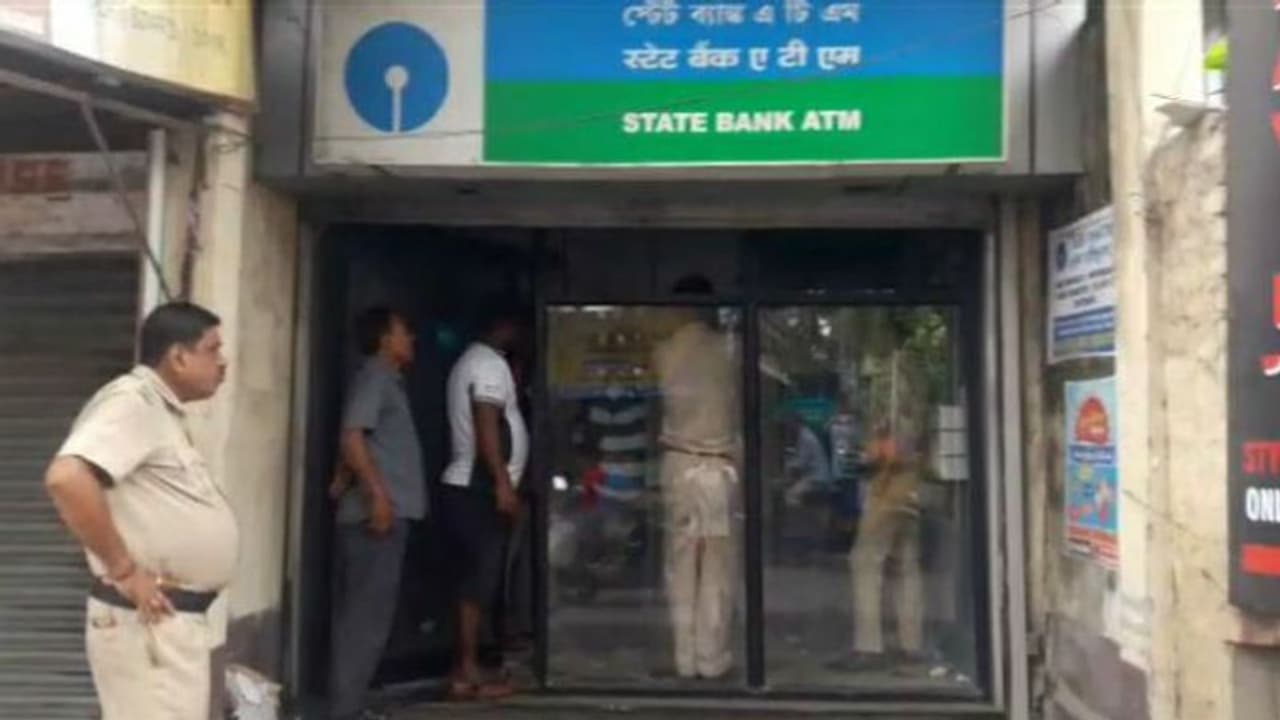 শিলিগুড়িতে সিসি ক্যামেরায় কালি লেপে অভিনব কায়দায় এটিএম লুঠের চেষ্টা শিলিগুড়িতে সিসি ক্যামেরায় কালি লেপে অভিনব কায়দায় এটিএম লুঠের চেষ্টা