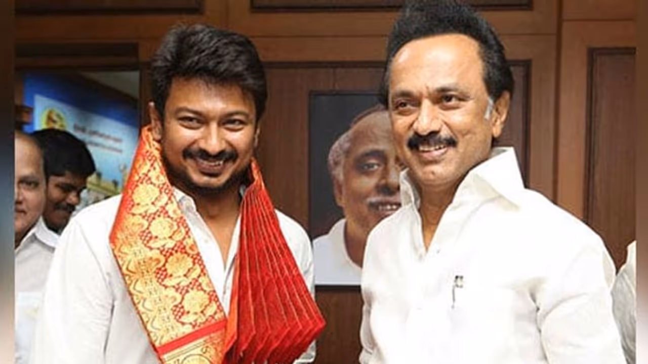 மு.க.ஸ்டாலின் 16 அடி பாய்கிறார்... உதயநிதி அதுக்கும் மேலே... தாறுமாறாக புகழ்ந்து தள்ளும் அமைச்சர்..! மு.க.ஸ்டாலின் 16 அடி பாய்கிறார்... உதயநிதி அதுக்கும் மேலே... தாறுமாறாக புகழ்ந்து தள்ளும் அமைச்சர்..!