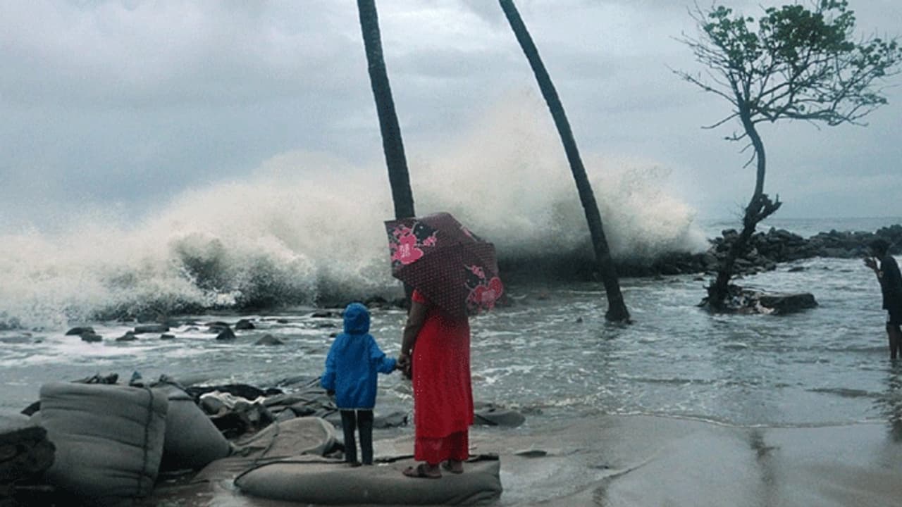 तेज हुआ चक्रवात ‘हिका’, मौसम विभाग ने गुजरात के मछुआरों को दी चेतावनी, कहा समुद्र से दूर रहना तेज हुआ चक्रवात ‘हिका’, मौसम विभाग ने गुजरात के मछुआरों को दी चेतावनी, कहा समुद्र से दूर रहना