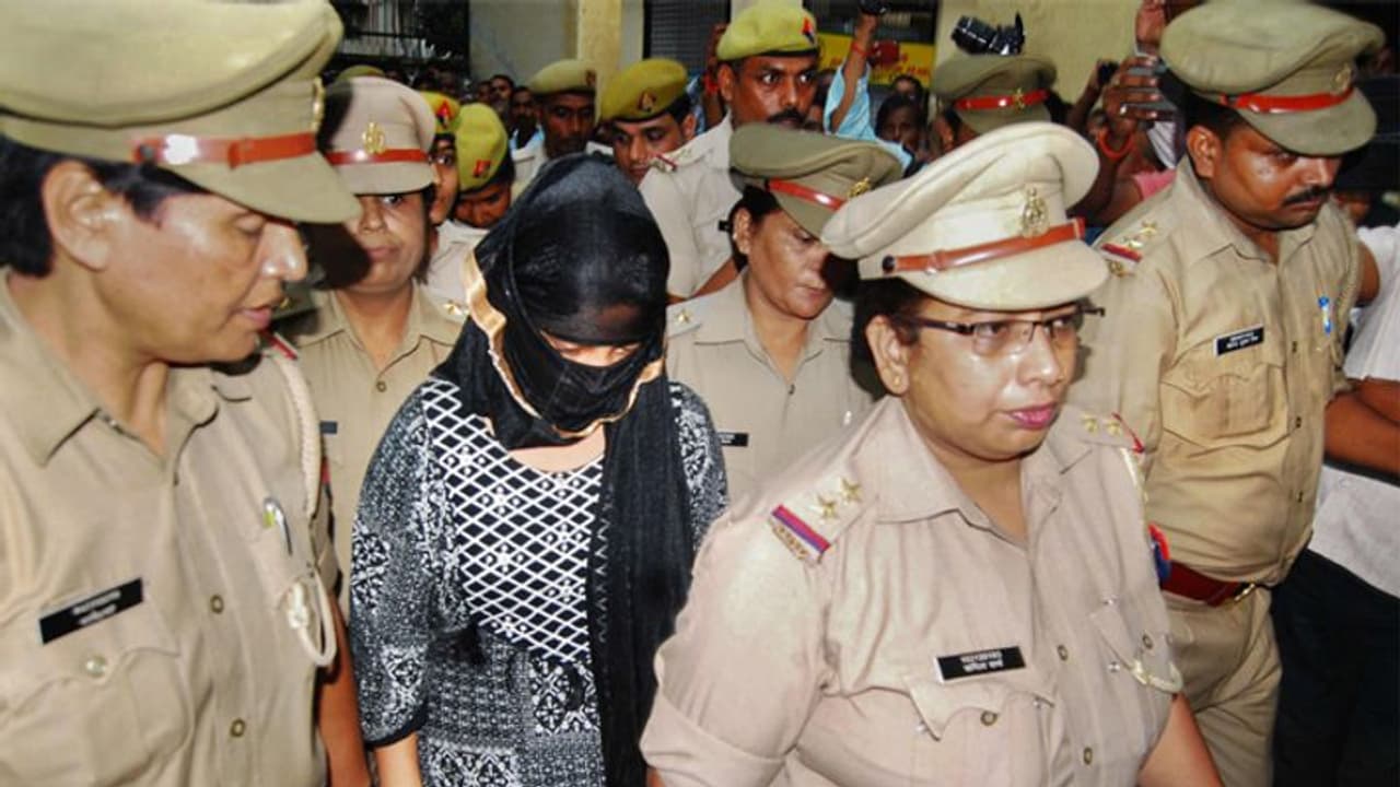 चिन्मयानंद केस : पीड़ित छात्रा की गिरफ्तारी नर कोर्ट ने लगाई रोक, SIT ने हिरासत में लेकर की पूछताछ चिन्मयानंद केस : पीड़ित छात्रा की गिरफ्तारी नर कोर्ट ने लगाई रोक, SIT ने हिरासत में लेकर की पूछताछ