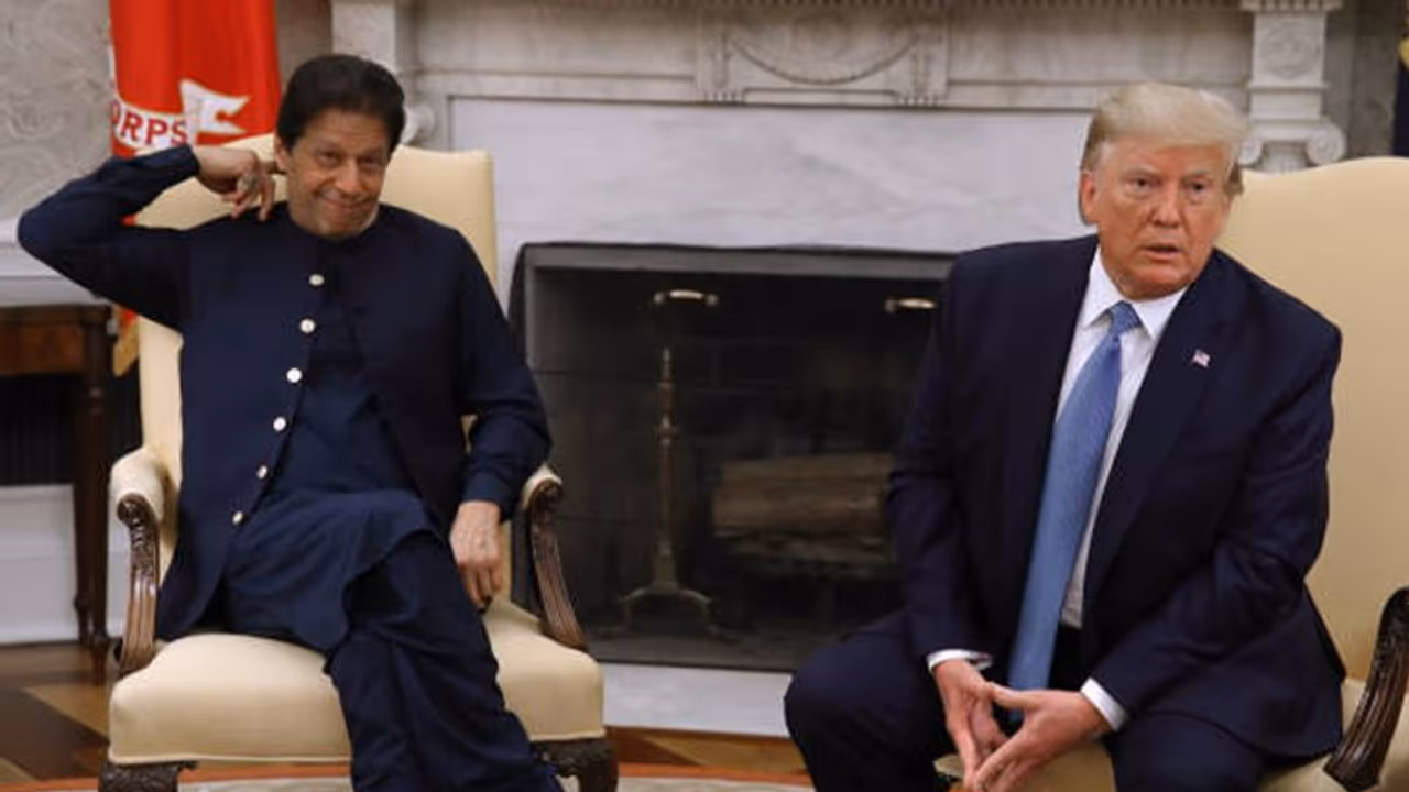 ट्रम्प ने पूरी दुनिया के सामने 5 बार की PAK PM की बेइज्जती,सामने बैठे इमरान खुजलाते रहे सिर ट्रम्प ने पूरी दुनिया के सामने 5 बार की PAK PM की बेइज्जती,सामने बैठे इमरान खुजलाते रहे सिर