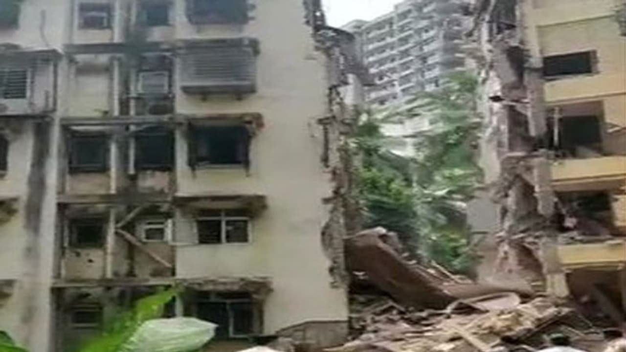 ముంబైలో కుప్పకూలిన ఐదంతస్తుల భవనం: శిథిలాల కింద పలువురు ముంబైలో కుప్పకూలిన ఐదంతస్తుల భవనం: శిథిలాల కింద పలువురు