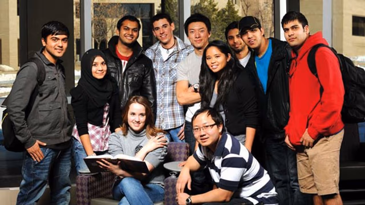 भारत में विदेशी छात्रों की संख्या में नेपाल सबसे आगे, 164 देशों से छात्र आते हैं पढ़ने भारत में विदेशी छात्रों की संख्या में नेपाल सबसे आगे, 164 देशों से छात्र आते हैं पढ़ने