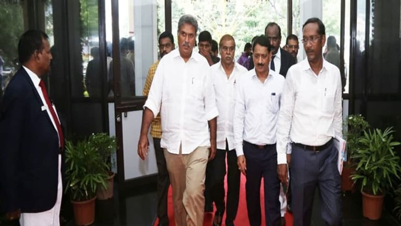 రైల్వే అధికారులపై ఎంపీ కేశినేని ఫైర్: రైల్వే జీఎం సమావేశం బాయ్ కాట్ రైల్వే అధికారులపై ఎంపీ కేశినేని ఫైర్: రైల్వే జీఎం సమావేశం బాయ్ కాట్