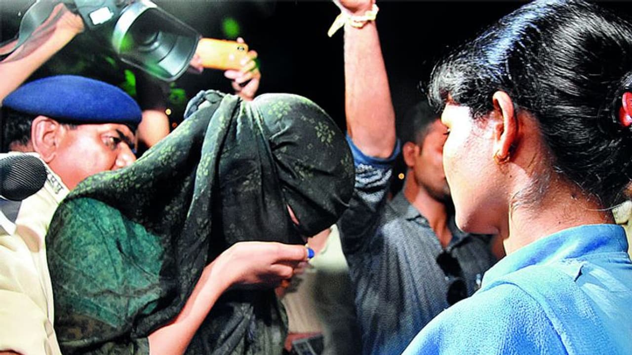 मप्र के हाईप्रोफाइल हनी ट्रैप मामले में जांच से पीछे हटे SIT चीफ मप्र के हाईप्रोफाइल हनी ट्रैप मामले में जांच से पीछे हटे SIT चीफ