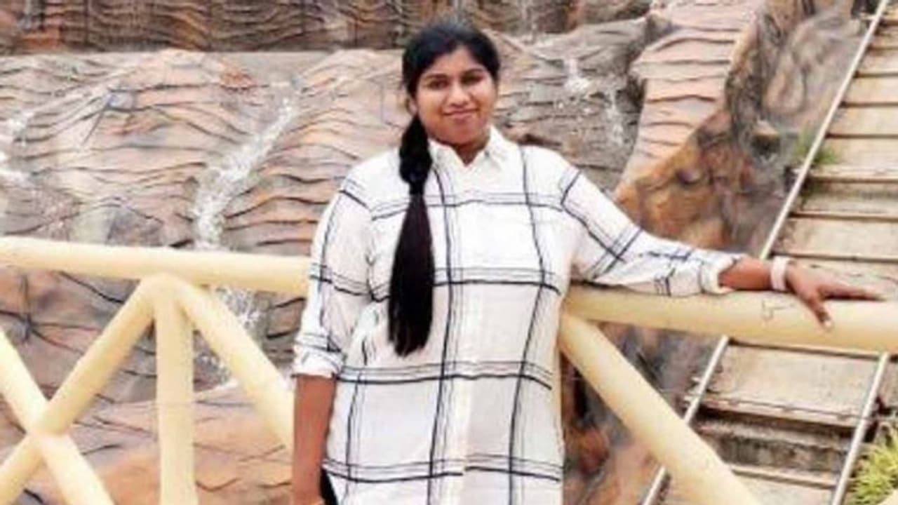 బిల్డింగ్‌పై నుంచి దూకి టీసీఎస్ ఉద్యోగి ఆత్మహత్య