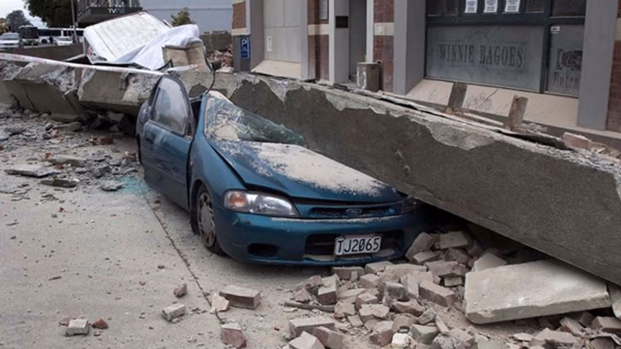 పాక్ను వణికించిన భూకంపం: 15 మంది మృతి, భారీగా ఆస్తినష్టం పాక్ను వణికించిన భూకంపం: 15 మంది మృతి, భారీగా ఆస్తినష్టం