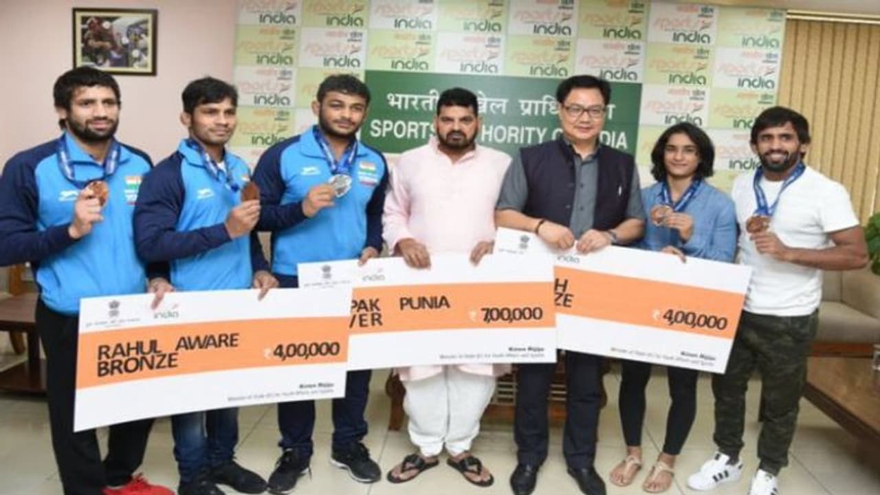 বিশ্ব চ্যাম্পিয়নশিপে মেডেল জয়ী ক্রীড়াবিদদের পুরস্কার দিলেন ক্রীড়ামন্ত্রী বিশ্ব চ্যাম্পিয়নশিপে মেডেল জয়ী ক্রীড়াবিদদের পুরস্কার দিলেন ক্রীড়ামন্ত্রী