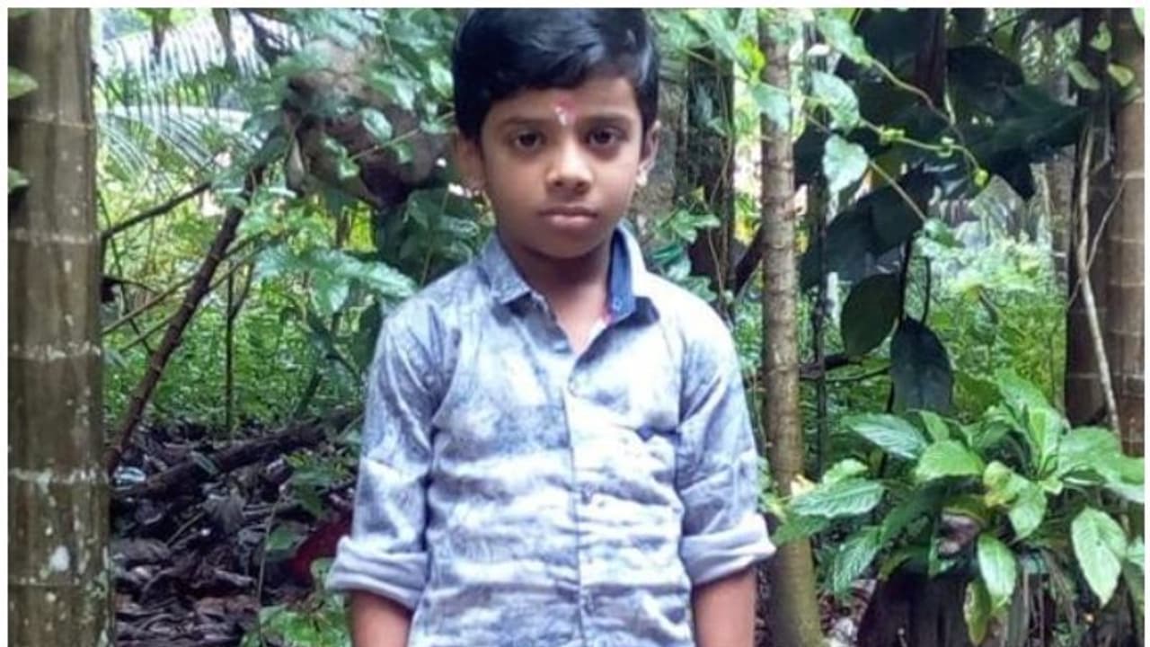 റോഡ് മുറിച്ചുകടക്കുന്ന വിദ്യാര്ത്ഥിയെ ഡ്രൈവര് കണ്ടില്ല; സ്കൂള് ബസിടിച്ച് ഏഴുവയസുകാരന് മരിച്ചു റോഡ് മുറിച്ചുകടക്കുന്ന വിദ്യാര്ത്ഥിയെ ഡ്രൈവര് കണ്ടില്ല; സ്കൂള് ബസിടിച്ച് ഏഴുവയസുകാരന് മരിച്ചു