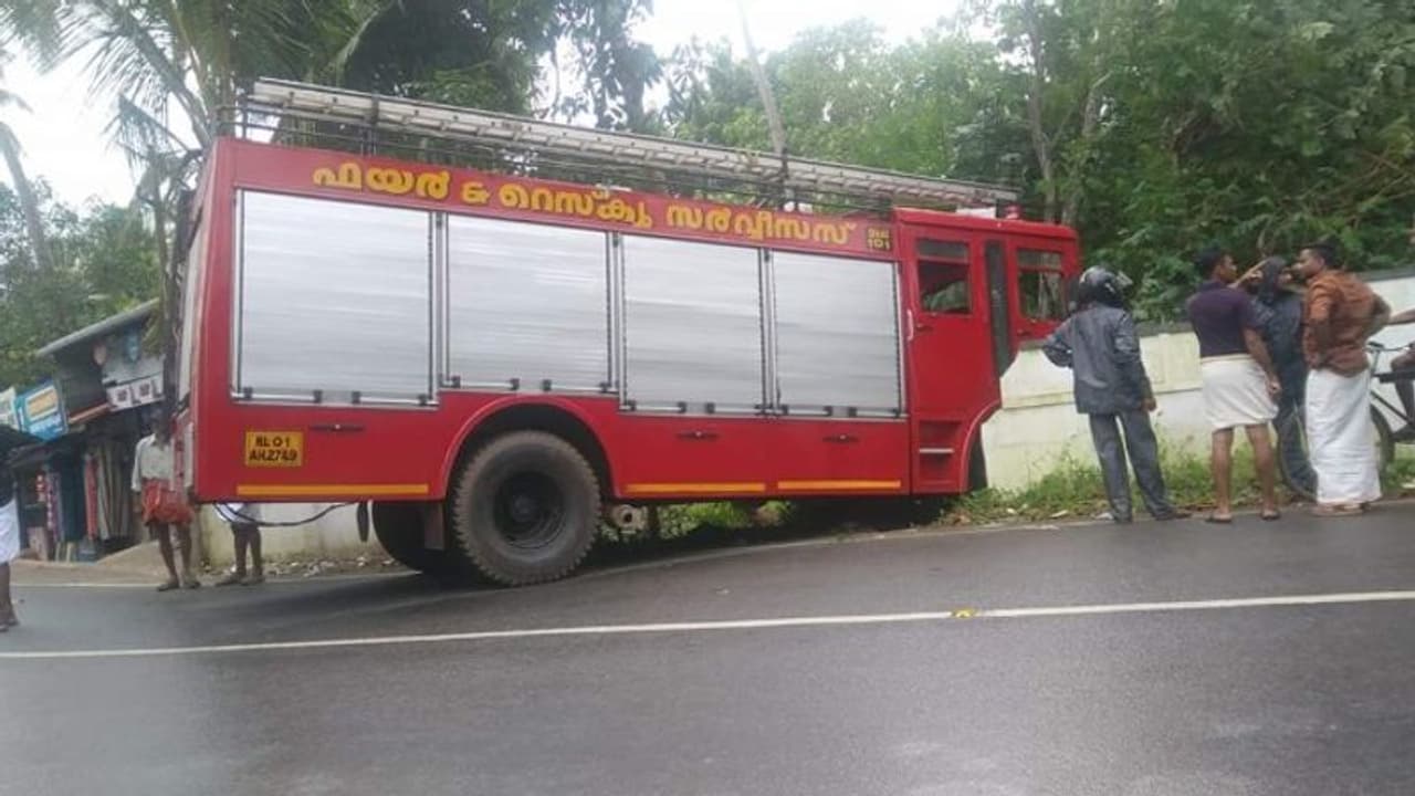 കായലിൽ വീണ സ്ത്രീയെ രക്ഷിക്കാൻ പോയ അഗ്നിശമന സേനയുടെ വാഹനം അപകടത്തിൽ പെട്ടു കായലിൽ വീണ സ്ത്രീയെ രക്ഷിക്കാൻ പോയ അഗ്നിശമന സേനയുടെ വാഹനം അപകടത്തിൽ പെട്ടു