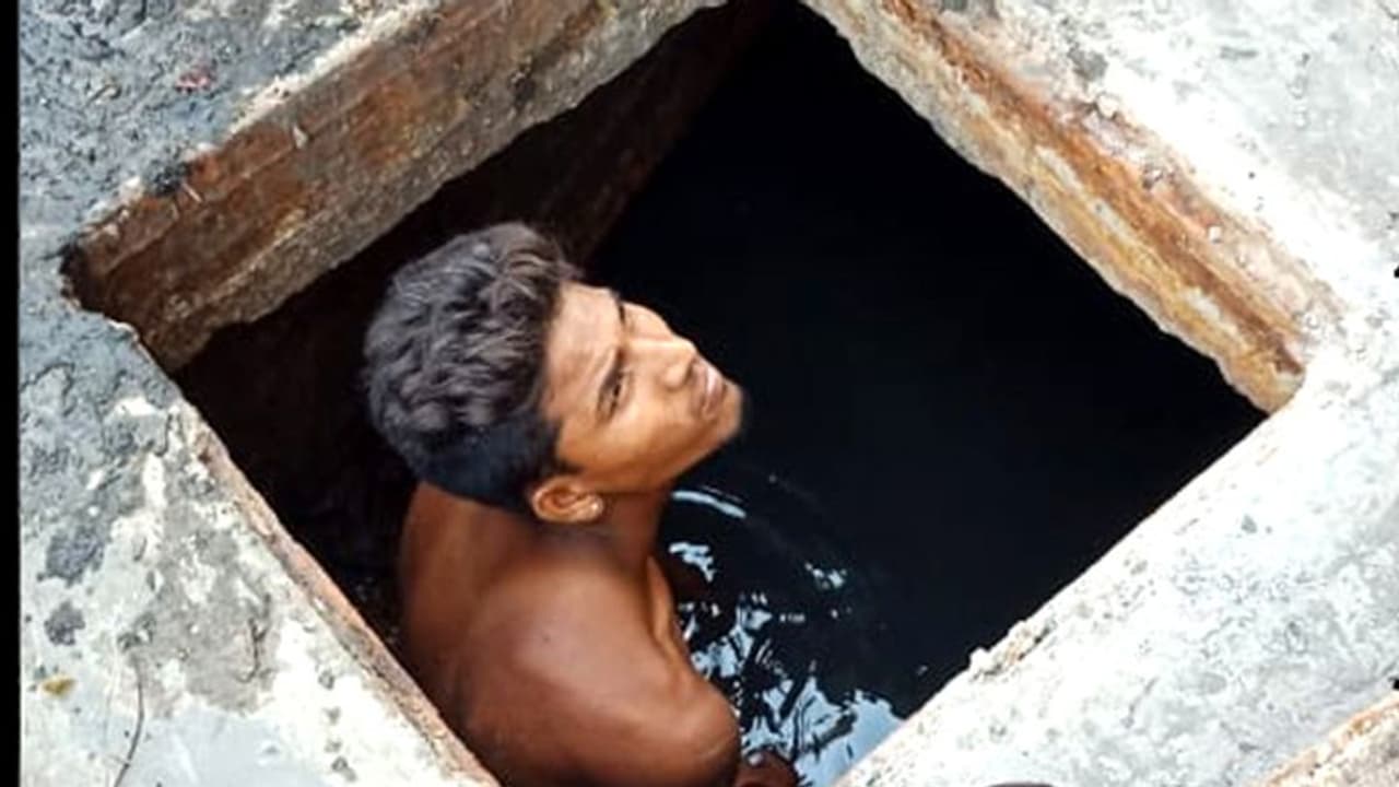 आज भी हाथ से उठाया जाता है मैला, अब तक 64 लोगों की हो चुकी है मौत आज भी हाथ से उठाया जाता है मैला, अब तक 64 लोगों की हो चुकी है मौत