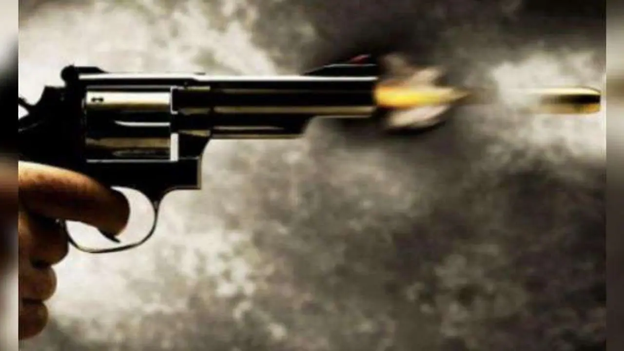 സര്പ്രൈസ് നല്കാന് ശ്രമം: യുവാവിനെ ഭാര്യപിതാവ് അബദ്ധത്തില് വെടിവച്ചു കൊന്നു സര്പ്രൈസ് നല്കാന് ശ്രമം: യുവാവിനെ ഭാര്യപിതാവ് അബദ്ധത്തില് വെടിവച്ചു കൊന്നു