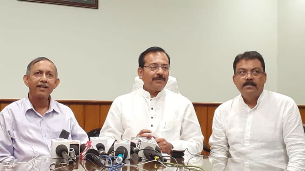 প্রকাশ্যেই দলের দুর্বলতা স্বীকার, জেলা সভাপতির পদ হারালেন মন্ত্রী গৌতম দেব প্রকাশ্যেই দলের দুর্বলতা স্বীকার, জেলা সভাপতির পদ হারালেন মন্ত্রী গৌতম দেব