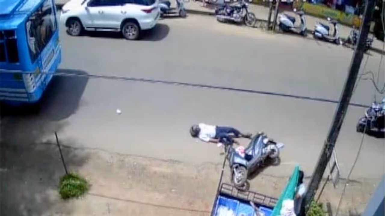 പയ്യന്നൂരില് മധ്യവയസ്കനെ ഇടിച്ചിട്ടിട്ടും നിര്ത്താതെ പോയ ബസ് പിടികൂടി; ഡ്രൈവര് അറസ്റ്റില് പയ്യന്നൂരില് മധ്യവയസ്കനെ ഇടിച്ചിട്ടിട്ടും നിര്ത്താതെ പോയ ബസ് പിടികൂടി; ഡ്രൈവര് അറസ്റ്റില്