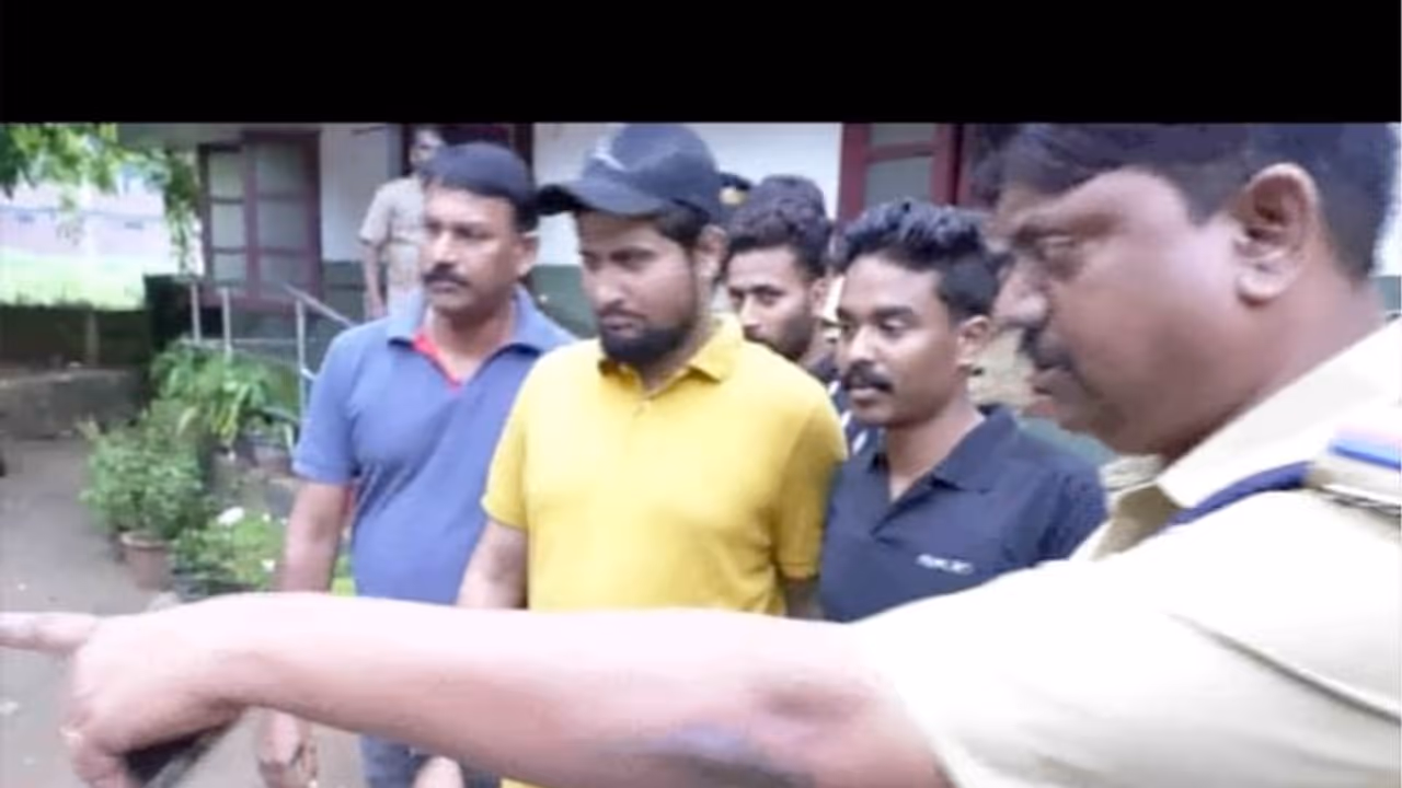 സ്വർണ്ണക്കടത്തുകാരെ തട്ടിക്കൊണ്ടുപോയി മോഷണം നടത്തുന്ന സംഘം കരിപ്പൂരിൽ പിടിയിൽ സ്വർണ്ണക്കടത്തുകാരെ തട്ടിക്കൊണ്ടുപോയി മോഷണം നടത്തുന്ന സംഘം കരിപ്പൂരിൽ പിടിയിൽ