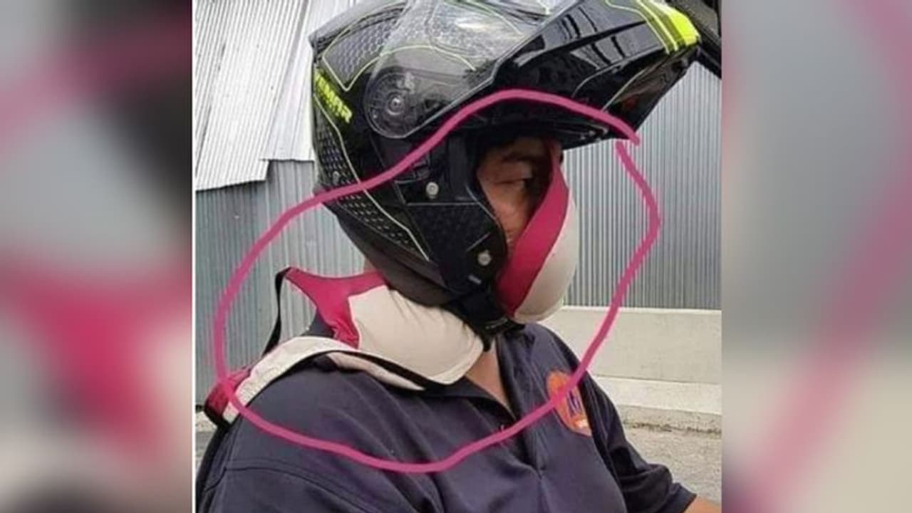 पत्नी की पैडेड ब्रा पहनकर सड़क पर निकला शख्स, इस कारण की ऐसी हरकत