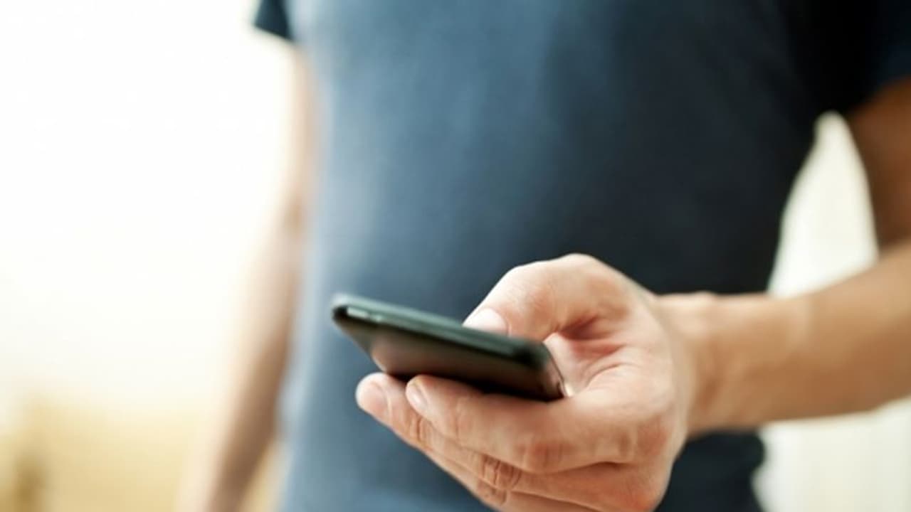 വീട്ടമ്മയുടെ നഗ്നദൃശ്യങ്ങള് വാട്സ്ആപ്പ് വഴി വിദേശത്തുള്ള ഭര്ത്താവിന് ; വീട്ടിലുള്ള കുറ്റവാളിയെ കണ്ട് ഞെട്ടി പൊലീസുകാര് വീട്ടമ്മയുടെ നഗ്നദൃശ്യങ്ങള് വാട്സ്ആപ്പ് വഴി വിദേശത്തുള്ള ഭര്ത്താവിന് ; വീട്ടിലുള്ള കുറ്റവാളിയെ കണ്ട് ഞെട്ടി പൊലീസുകാര്